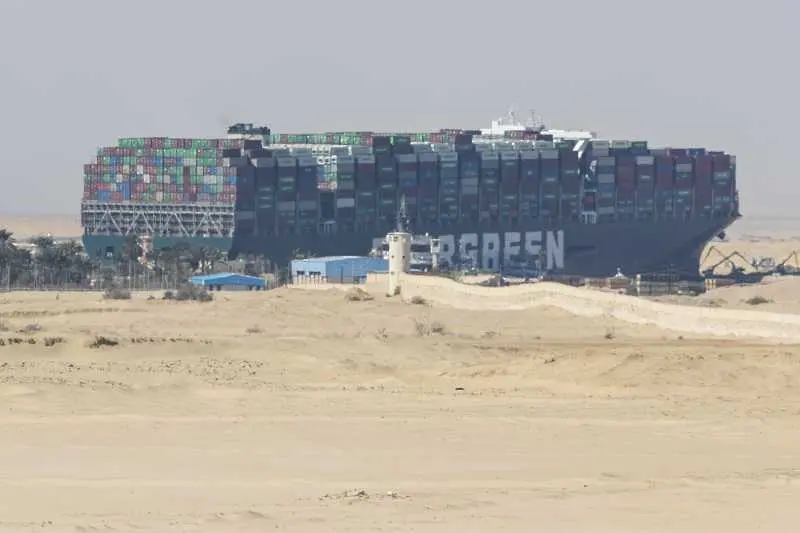 Преместиха кораба, блокирал Суецкия канал