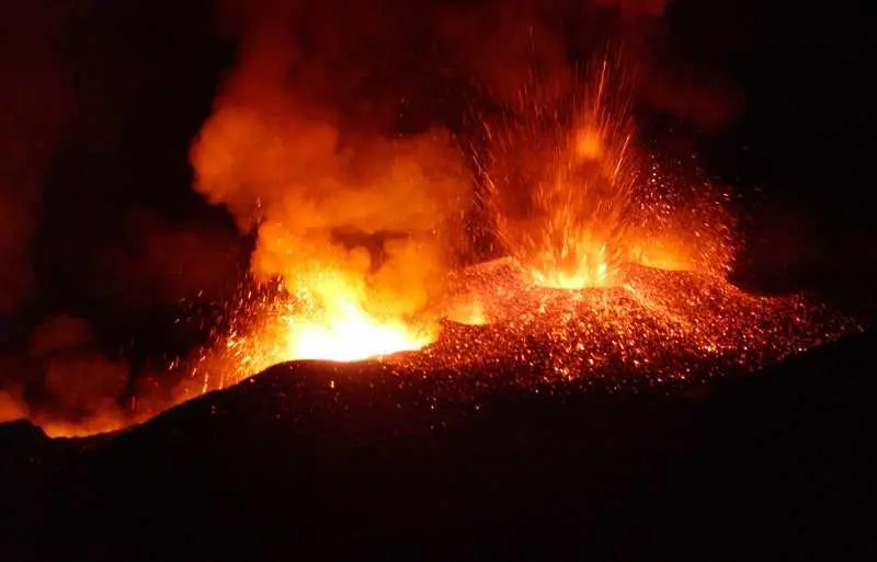 Вулкан изригна в Исландия