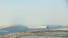 Собственикът на блокиралия Суецкия канал кораб се надява трафикът да бъде възстановен тази вечер
