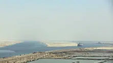 Товарен кораб блокира Суецкия канал