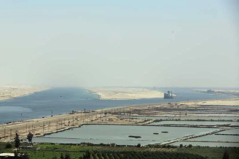 Отпушването на Суецкия канал може да отнеме седмици