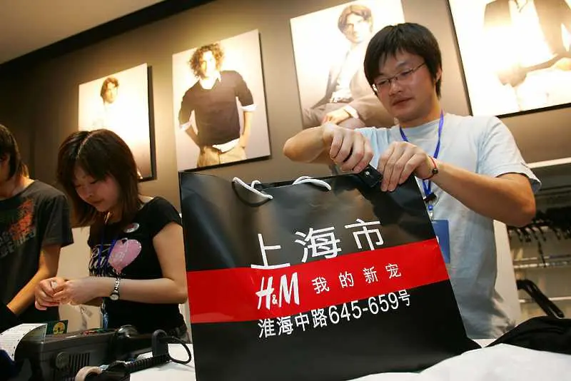 Пекин критикува H&M: Не приемаме лъжи от компании, които правят пари в Китай