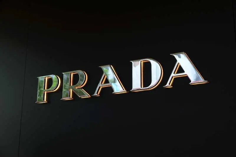 Пандемията оцвети в червено финансовите резултати на Prada 