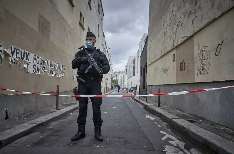 Мъж загина при стрелба пред болница в Париж