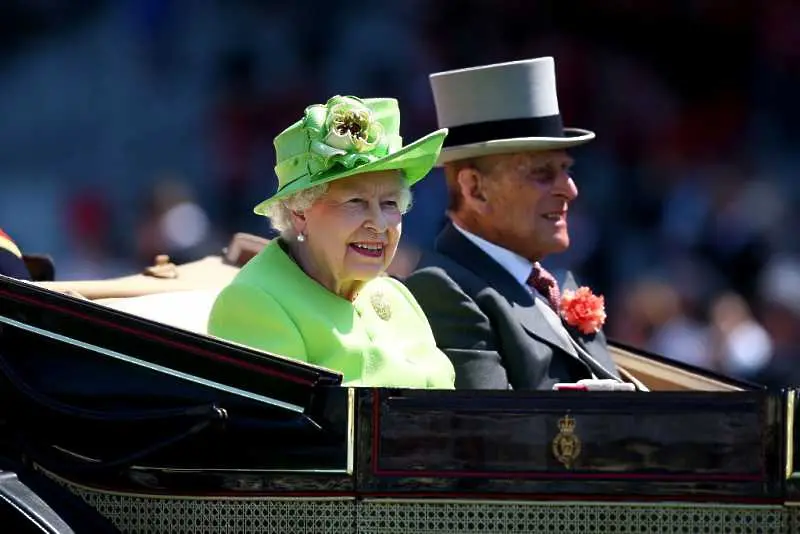 Елизабет II тъгува, но дали ще абдикира?