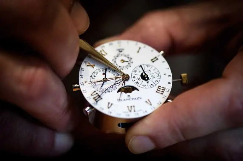 Швейцарските часовникари възстановяват продажбите с онлайн събитие