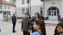 Корнелия Нинова дари козунаци на деца в с. Литаково