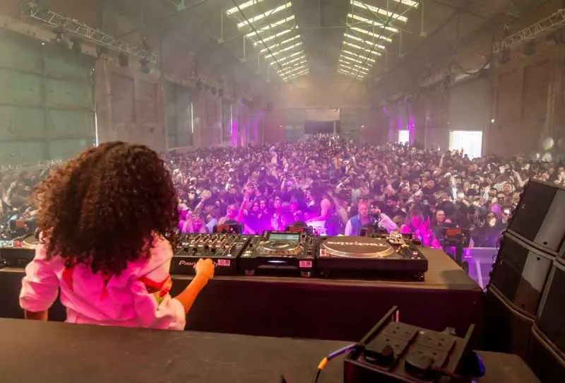Над 6000 души танцуваха без социална дистанция на музикален фестивал в Ливърпул