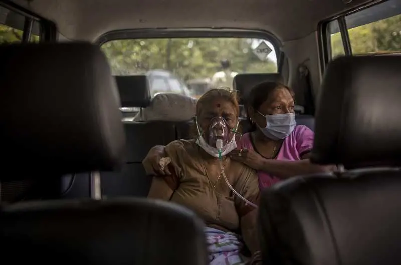Индия изнемогва срещу COVID-19 заради недостиг на легла и кислород