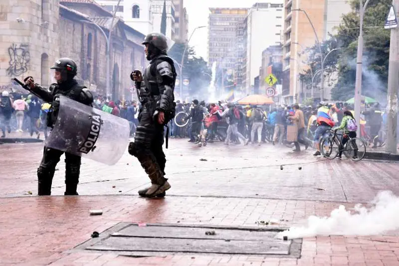 Хиляди колумбийци протестираха срещу увеличение на данъците, има убити