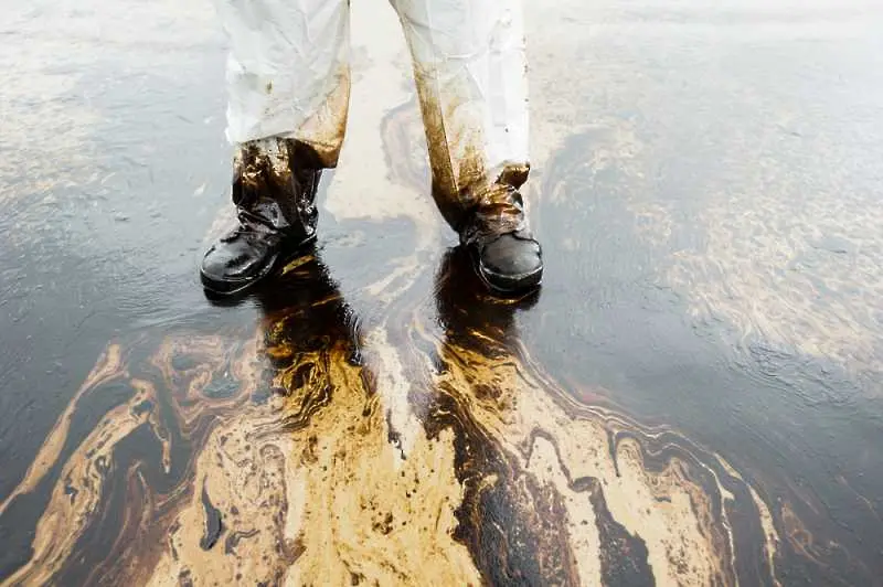 Опасения за екологична катастрофа след петролен разлив в Русия