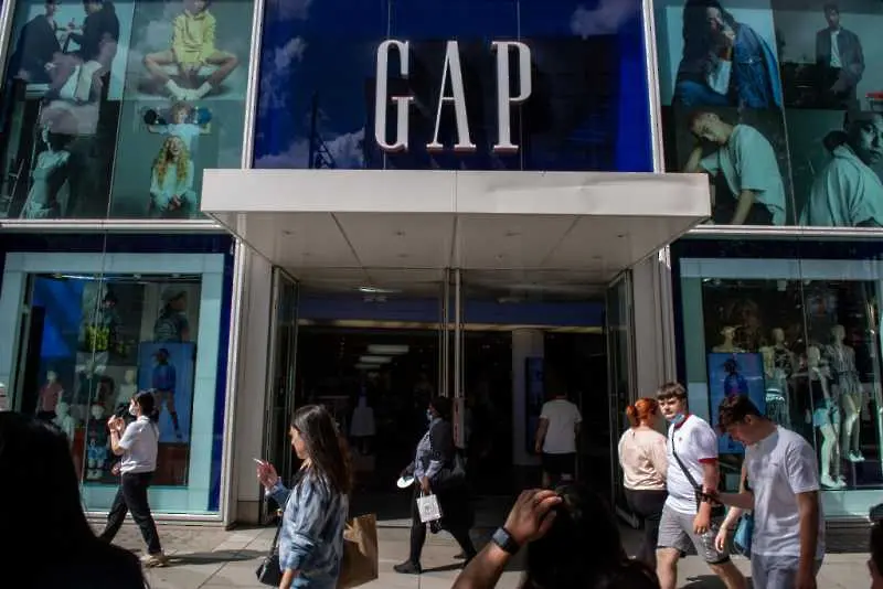 Gap затваря магазините си във Великобритания и Ирландия
