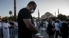 За първи път саудитки охраняват хаджа в Мека