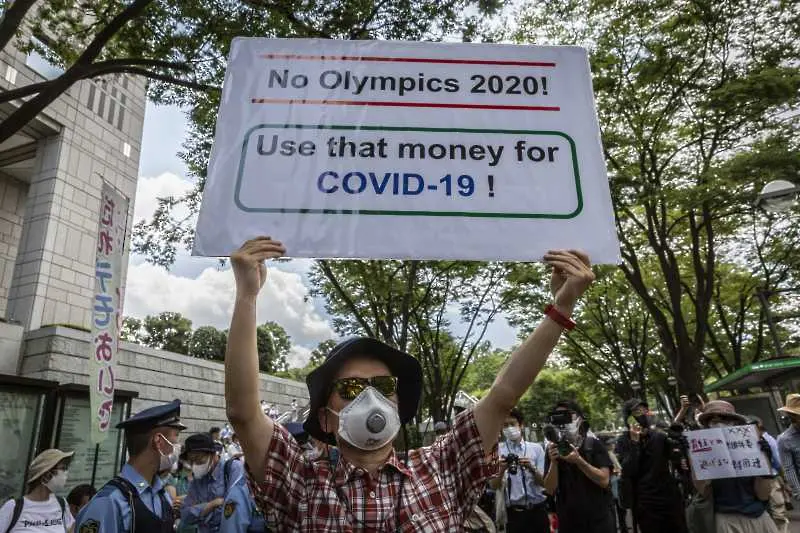 Олимпийският огън посрещнат с протест в Токио