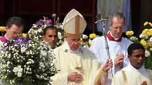 Папа Франциск е добре след операцията на дебелото черво