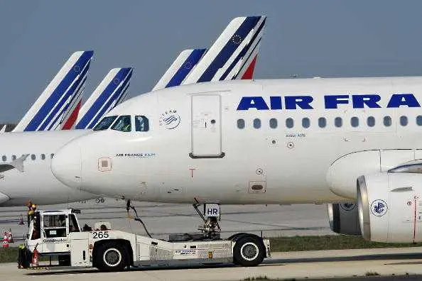 Служители на парижко летище блокираха международен терминал