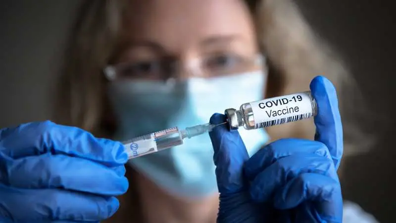 Великобритания се отказа от масова ваксинация срещу COVID-19 на децата и тийнейджърите
