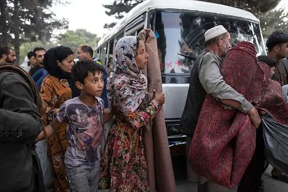 Талибаните превземат град след град в Афганистан. Хиляди бягат от офанзивата
