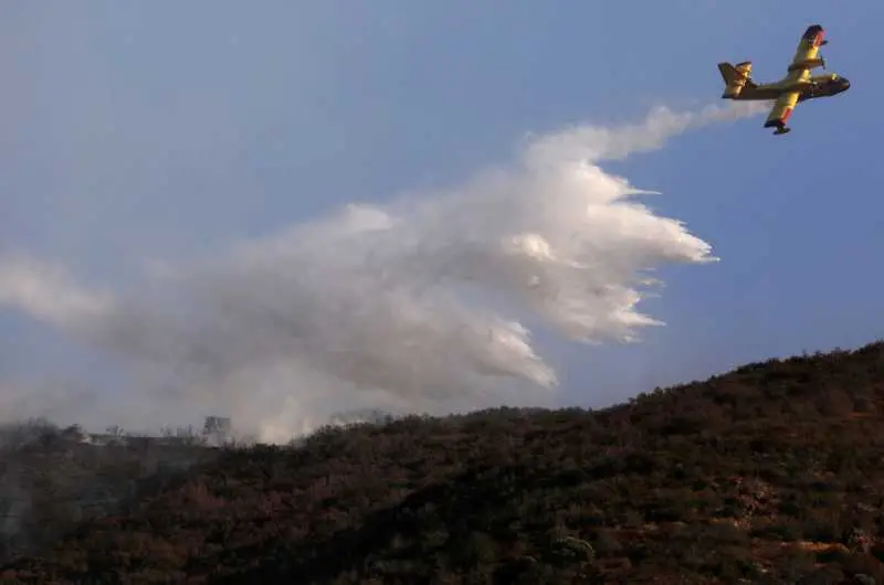 ЕК ще изпрати три самолета за гасене на пожари в Турция