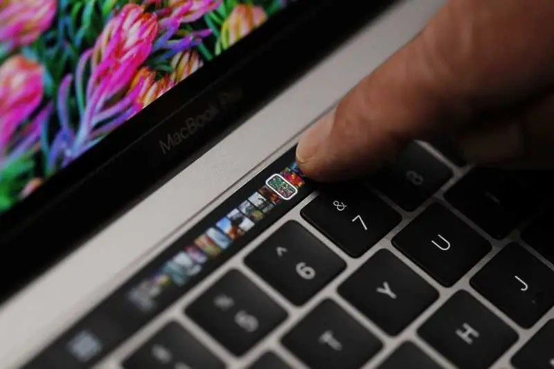 Екрани на MacBook се напукват при нормална употреба
