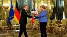 Путин посрещна Меркел с букет на последната ѝ визита като канцлер 