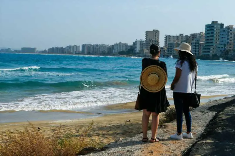 Кипър поема 35% от разходите за хотел на ваксинираните туристи 