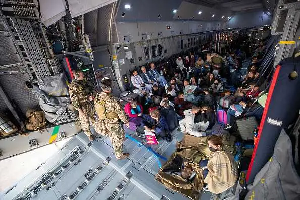13 държави готови да приемат евакуирани афганистанци