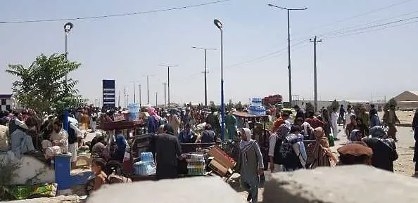 Хиляди обсадиха летището в Кабул в неистови опити да избягат от талибаните