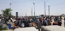 Хиляди обсадиха летището в Кабул в неистови опити да избягат от талибаните