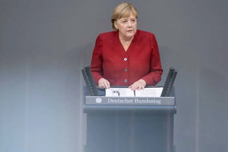 Ерата Меркел стартира с кафяво яке, бяла тениска и дънкова пола