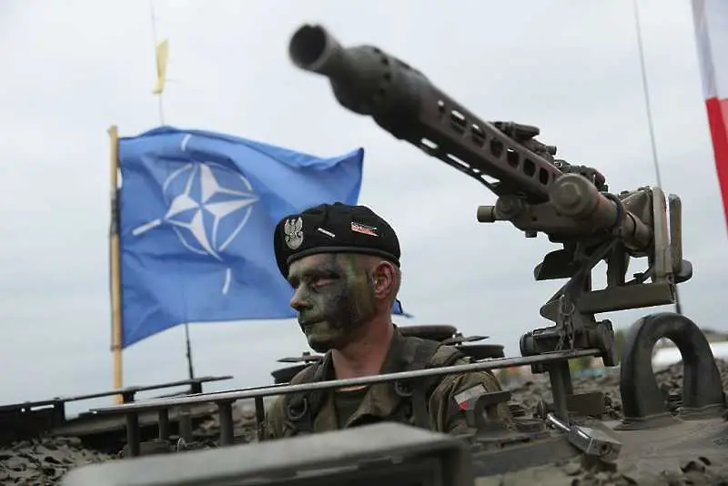 НАТО разположи 300 военни извън Афганистан, които да помагат на евакуираните от страната