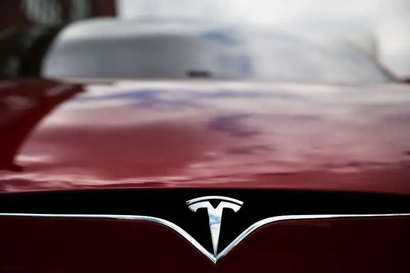 Клиенти на Tesla чакат с месеци доставките на колите си