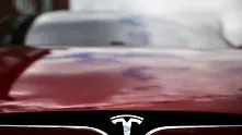 Клиенти на Tesla чакат с месеци доставките на колите си