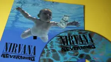 Бебето от обложка на албум на Nirvana порасна. Съди рок групата