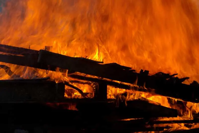 Близо 100 души пострадаха при пожара и експлозиите в складове за боеприпаси в Казахстан