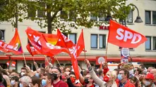 Социалдемократите водят с 1 пункт на партията на Меркел преди изборите в Германия утре 