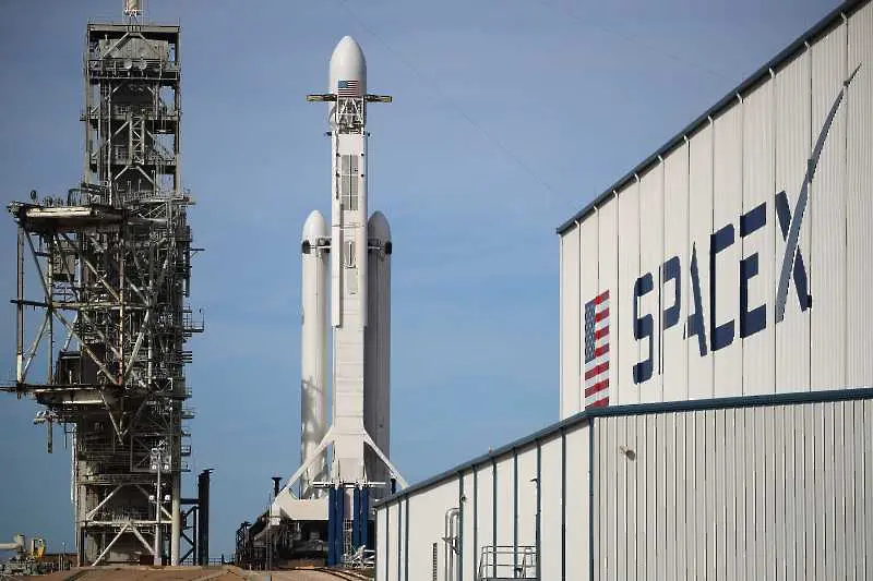 SpaceX изпраща първи цивилни в Космоса тази седмица
