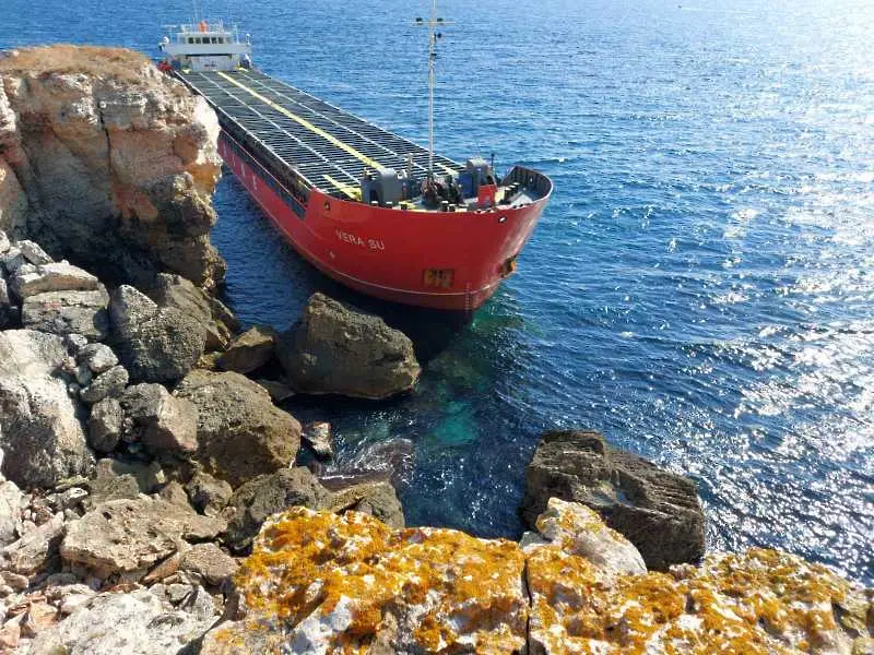 Ситуацията със заседналия край Камен бряг кораб се усложни