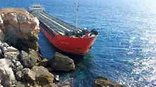 Ситуацията със заседналия край Камен бряг кораб се усложни