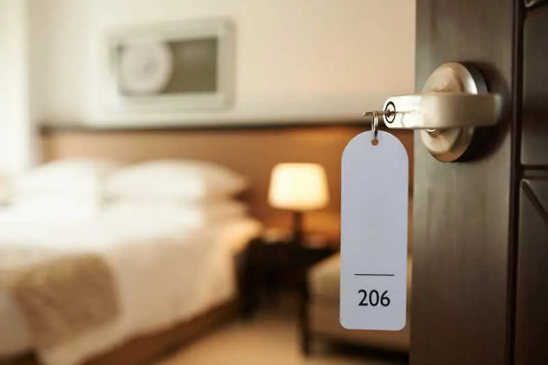 Над 50% от хотелиерите не отчитат промяна в приходите през август