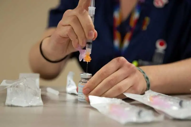 Сovid-ваксината вече е задължителна за здравните работници във Франция