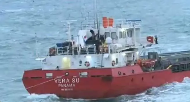Трима души от кораба Vera Su са пожелали да слязат на брега