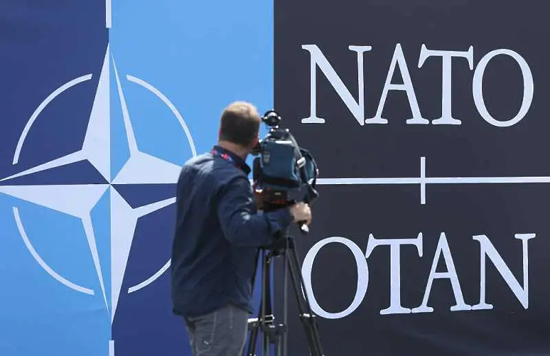 НАТО изгони осем членове на руската мисия