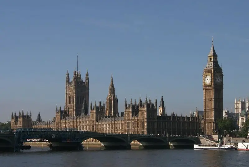 Доклад на британския парламент: Правителството много се е забавило с въвеждането на локдаун