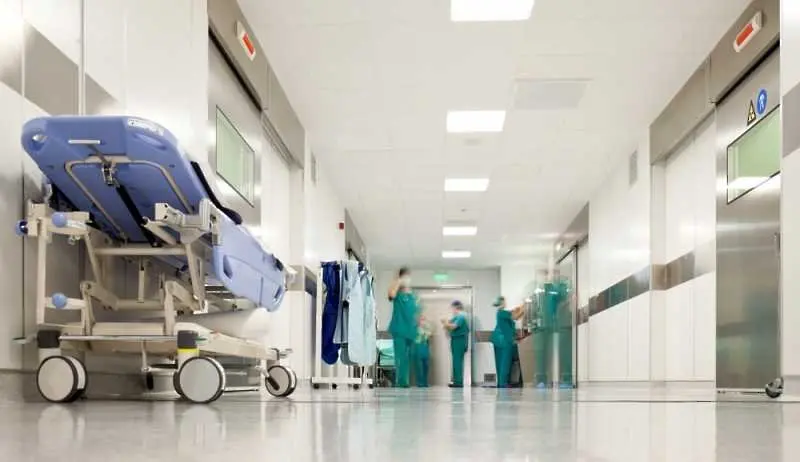 Стачкуват всички здравни работници в гръцките държавни болници