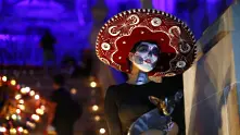 Фотогалерия: С шествия и пъстри костюми Мексико отбелязва Деня на мъртвите