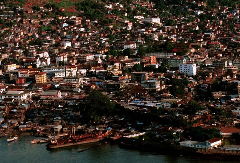 Най-малко 91 загинаха след взрив на цистерна в Сиера Леоне
