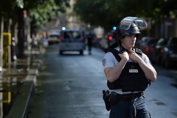 Нападение срещу полицаи в Кан потресе Франция 