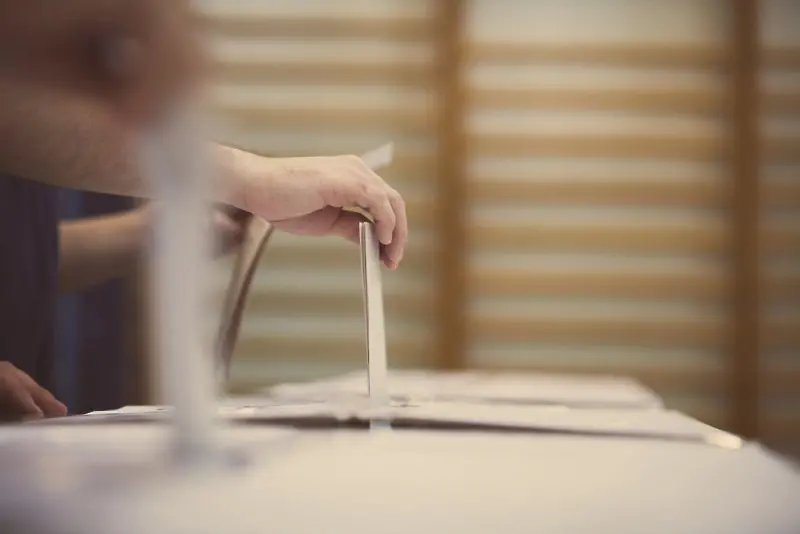 Първи данни от екзит полове: Радев печели балотажа за президент