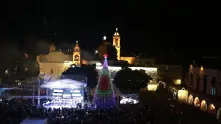 Коледната елха във Витлеем грейна